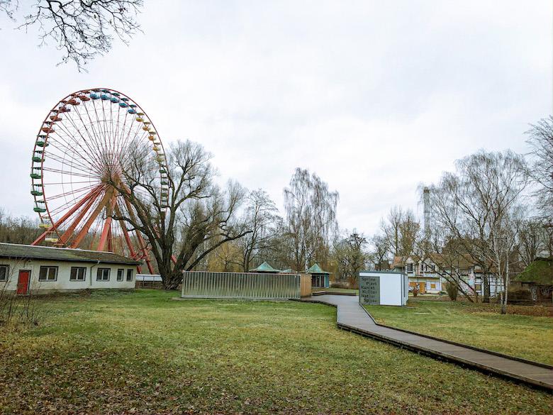 abandoned spreepark along the berlin wall cycling tour